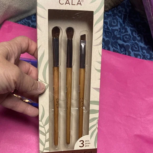 Revolution Eyeshadow Ultra Violet Reflective Palette - Picture 3 of 4